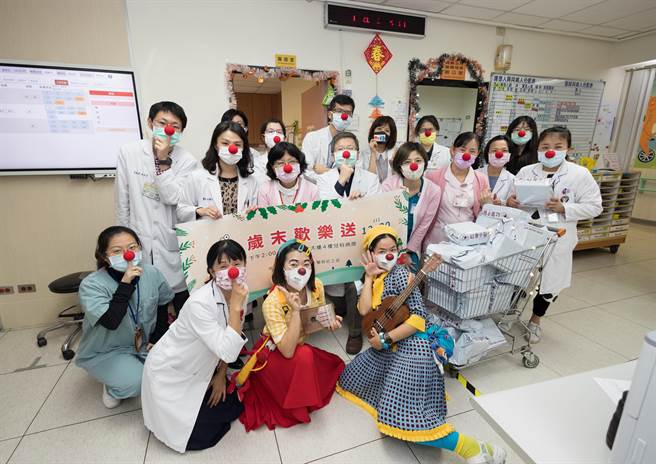 成大医院儿科病房首次迎来台湾医疗小丑组织成员即兴表演。（成大医院提供／程炳璋台南传真）