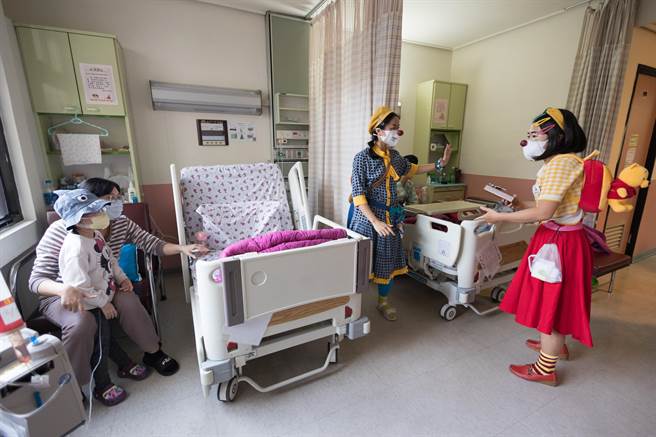 红鼻子医师进入病房与病童互动，带来欢乐。（成大医院提供／程炳璋台南传真）