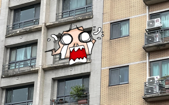 一名網友在住家對面的大樓某戶窗戶上發現「SOS」求救字樣，仔細看原來是「2023」字體被倒過來，笑說「發現只是在慶祝新年啊！」（翻攝自臉書「路上觀察學院」）