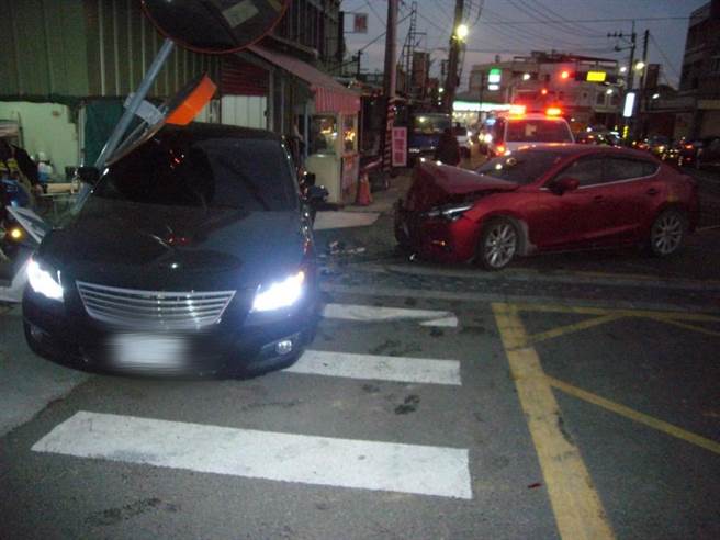 西螺镇吴厝里吴厝桥旁一家麵摊今（30日）清晨6点多飞来横祸，20多岁卓姓男子驾驶红色自小客车欲从产业道路左转145县道时失控撞入麵摊。（西螺分局提供）