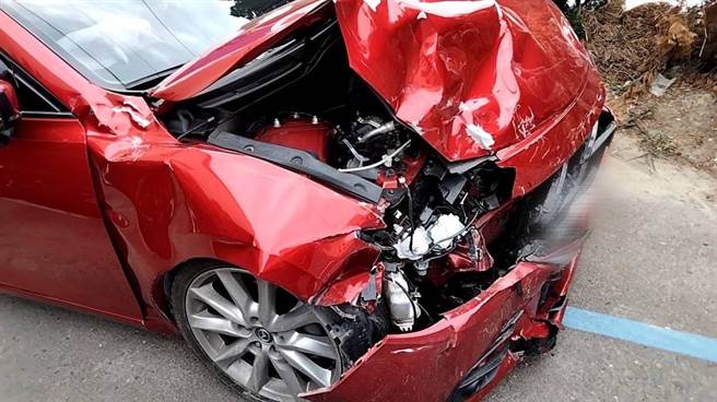 卓男驾驶的红色车辆车头全毁。（西螺分局提供）