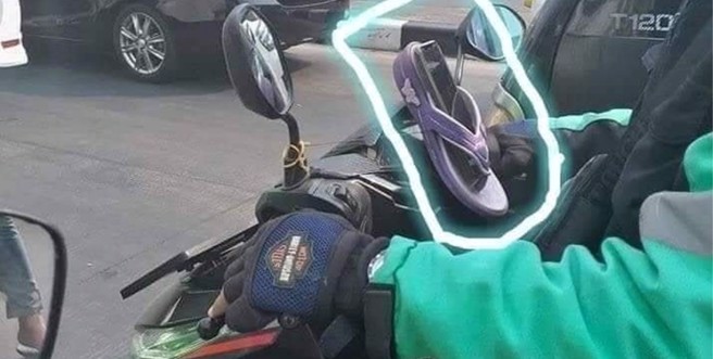 有机车骑士在机车龙头上加装了1支夹脚拖，特殊用途让网友忍不住笑出来。（图／翻摄自爆废公社二馆）
