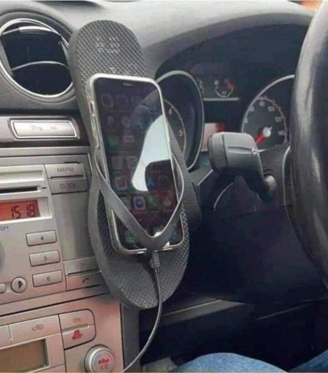 还有网友分享汽车版的夹脚拖手机支架，直呼「好用没话说」。（图／翻摄自爆料公社）