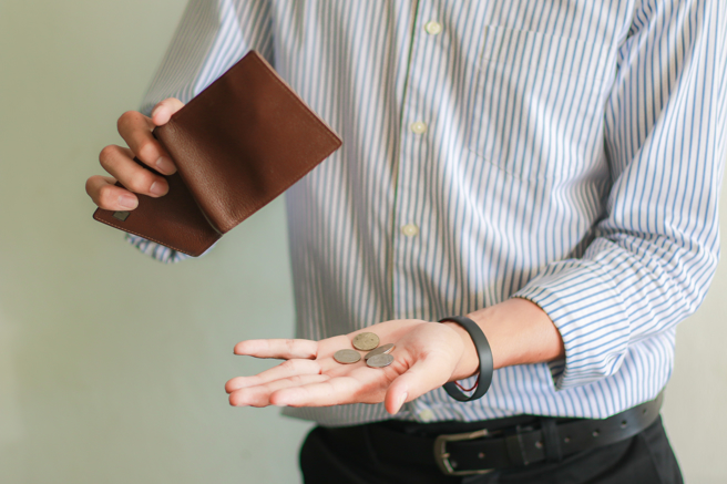 一名男网友估算，自己就算工作到老，也只能存到720万元，想买房很困难。（示意图／shutterstock）