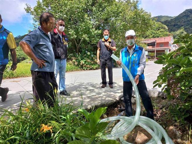 江东成代理镇长期间，关心金针花海缺水状况。（本报资料照片）
