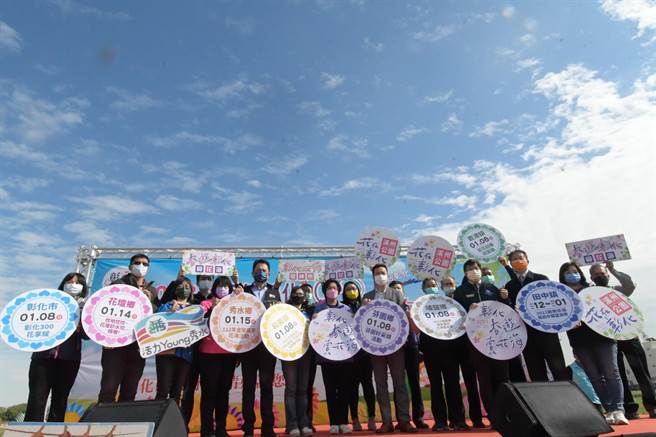 彰化县政府结合8个乡镇市，提出150公顷花海攻略地图，邀情春游来彰化漫游花田赏百花，深入在地风情。（吴敏菁摄）