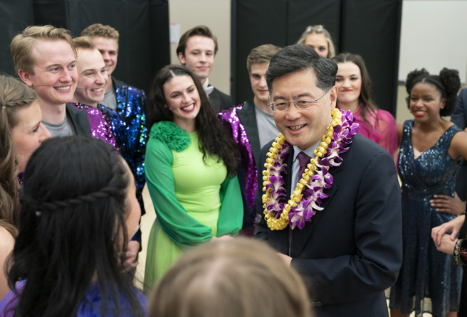 陆驻美大使秦刚升任外交部部长。(图为11月秦刚在位于犹他州普罗沃市的杨百翰大学与青年大使艺术团成员交谈/中新社)