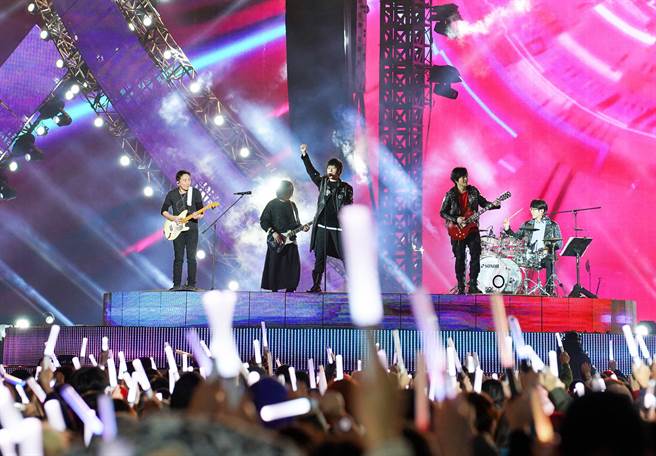 五月天今晚继续在桃园国际棒球场开唱。（相信音乐提供）