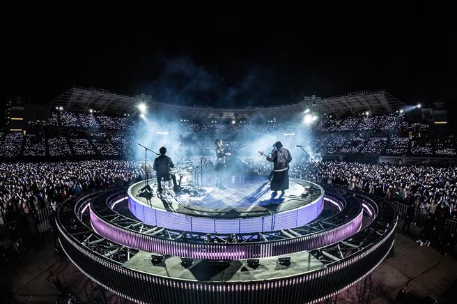 五月天今晚继续在桃园国际棒球场开唱。（相信音乐提供）