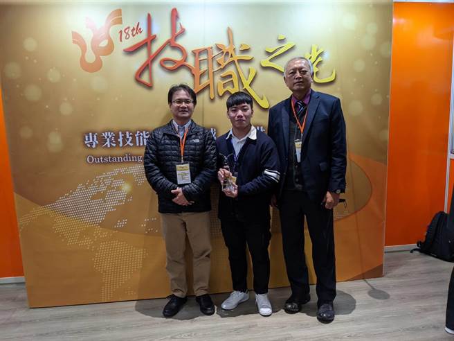 明志科技大学蔡景崧同学（中）荣获技职之光－证照杰出奖，于会场与刘祖华校长（右）及化工系苏家弘主任（左）合影。（校方提供）