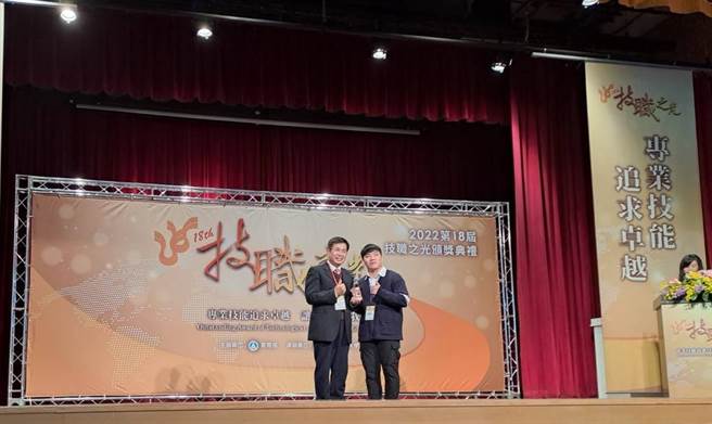 明志科技大学蔡景崧同学（右）由教育部潘文忠部长（左）致颁技职之光－证照杰出奖。（校方提供）