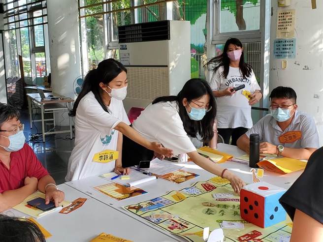 新北市泰五林社福中心實習社工李詩涵（左2）協助要安置的體弱長輩取得檢體，感覺是難得的經驗。（社會局提供）