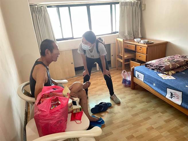 新北市泰五林社福中心社工張柔安（右）帶著黃爺爺安置入住仁愛之家單人房，並囑咐好好養身體
