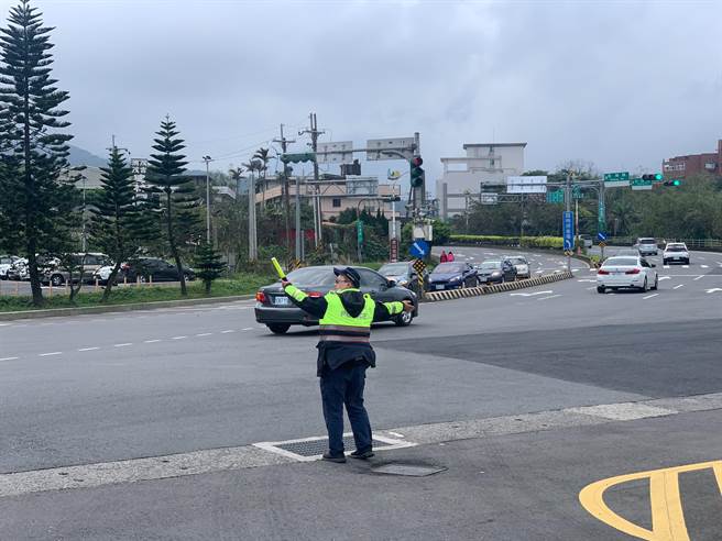 为预防北海岸在元旦连假期间踊入观光人潮，金山警分局已规划交通疏导勤务，将在重要路段依据车流状况机动调整路口号志，加强指挥引导以维持交通顺畅。（金山警分局提供）