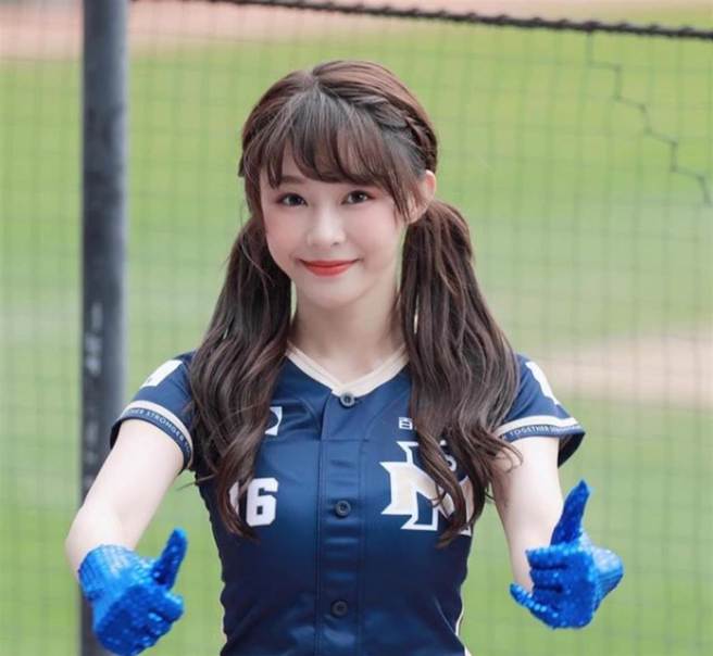 樂天桃猿啦啦隊「Rakuten Girls」成員Yuri（陳怡叡）。（圖／摘自陳怡叡Yuri IG）