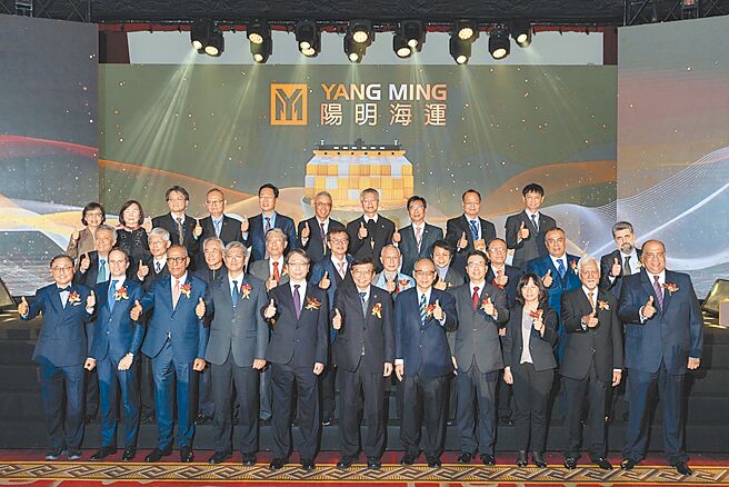 交通部王国材部长、外交部蔡明彦政务次长、阳明海运董事长、总经理、董事、经营团队、歷任首长及合资伙伴合影。图／业者提供