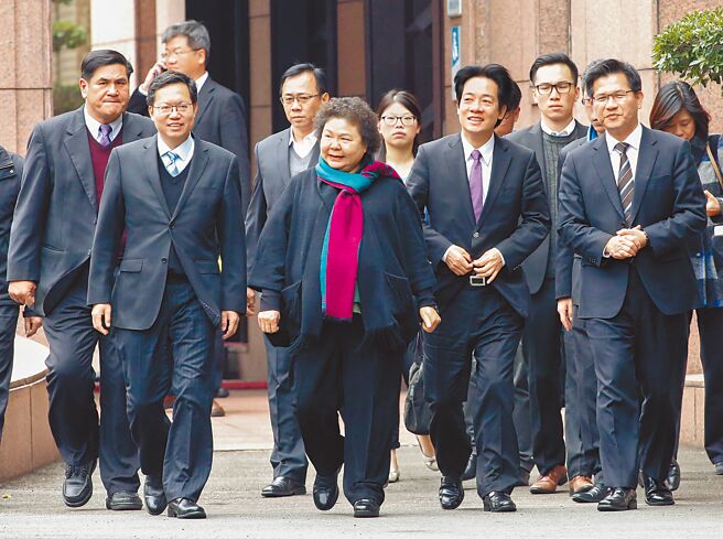 行政院昨天以疫情为由未邀请6都首长列席行政院会，国民党质疑民进党因败选「没收行政院会」。图为2015年时任桃园市长郑文灿（前排左起）、高雄市长陈菊、台南市长赖清德、台中市长林佳龙一字排开步出行政院会。（本报资料照片）