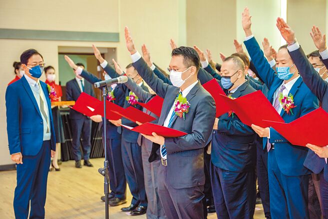 傳桃園前市長鄭文燦在人事凍結前，就將高階機要人事「卡好卡滿」。圖為桃園市長張善政（左）25日監誓一級主管宣誓就職。（桃園市政府提供）