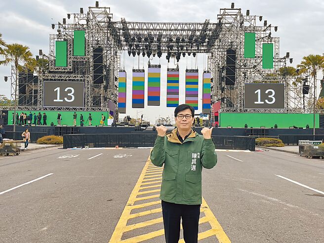 高雄2023跨年晚会今年主打「跨年跨2次、花火看2次、跨满24小时」，跨年夜《亚湾未来市演唱会》推出史无前例「260度双面舞台」。（洪浩轩摄）