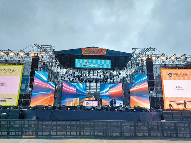 桃園跨年晚會將在高鐵站前廣場舉行，預計30日上午9時開放進場。（蔡依珍攝）