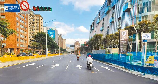 台北市副市长李四川强力监督大巨蛋工程状况，并要求远雄于跨年前完成光復南路大巨蛋段路面铣铺。（台北市政府提供／陈薏云台北传真）