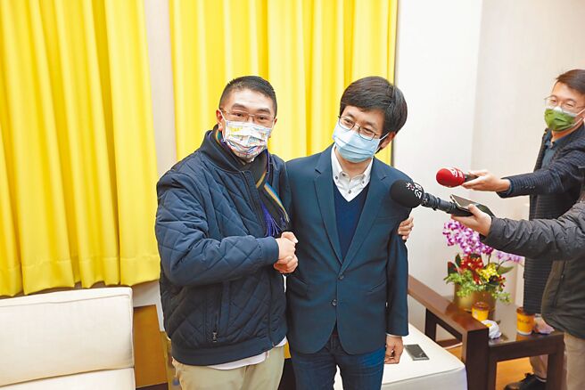 基隆市长谢国梁（左）与立委蔡适应（右）29日上午进行推动台铁直达车会谈，谢国梁宣布竞选期间对蔡提出的相关诉讼都将撤告。（基隆市政府提供／张志康基隆传真）