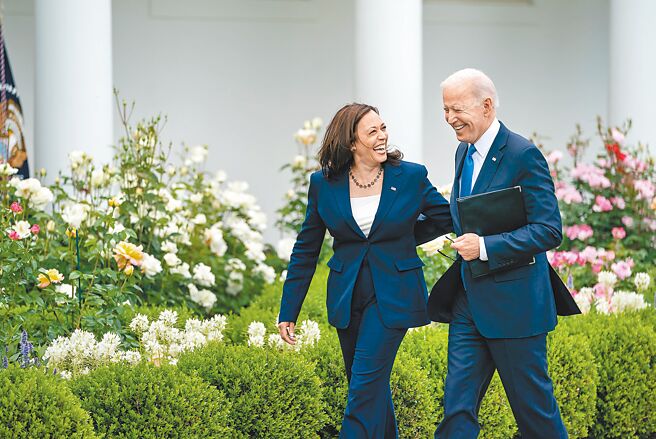 美国媒体报导，总统拜登（右）将会宣布再次参选连任，但他也必须面临党内挑战。若民主党2024年大选不提名拜登，副总统贺锦丽（左）也可能成为提名人选之一。（摘自美国总统拜登官方脸书）