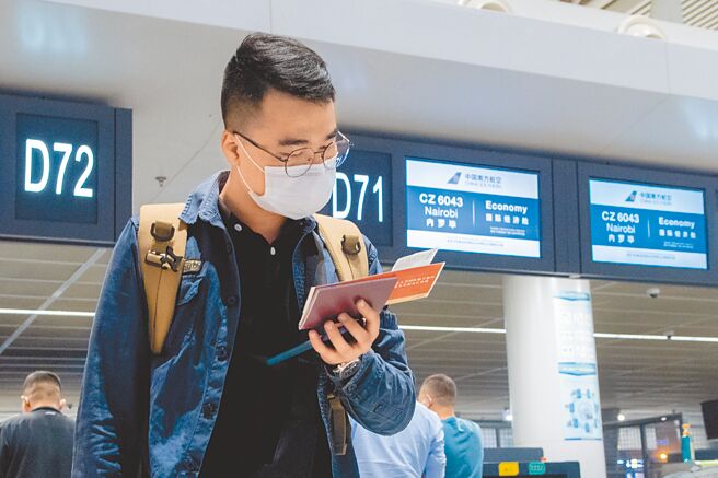 元旦假期將至，大陸國內機票預訂量大幅增加，價格持續走高。圖為搭機旅客在查看機票信息。（新華社）