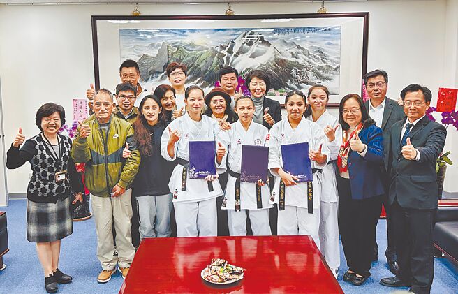 南投县空手道选手，在亚洲锦标赛创佳绩，县长许淑华29日颁奖表扬。（廖志晃摄）