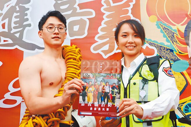嘉義縣消防局為迎合各年齡層需求，今年特別印製發行「消防農民曆」，29日並舉辦農民曆發表會，消防猛男、正妹亮相，強力行銷農民曆。（呂妍庭攝）