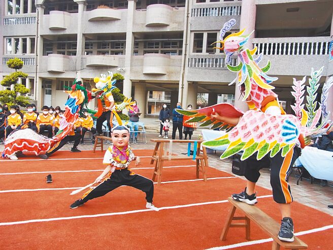 從墊底拚到全台第一，雲林縣東勢國中龍鳳獅隊舞出自信。（張朝欣攝）