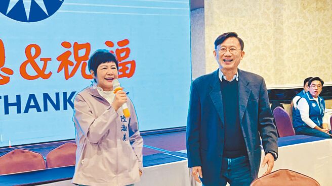 国民党高雄市党部主委许福明（右）日前口头请辞，29日「惜别宴」，前国民党高市副议长陆淑美（左）到场致意。（柯宗纬摄）