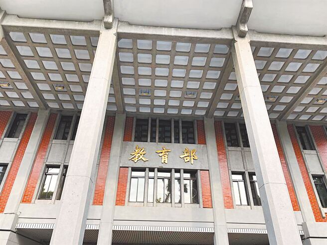 今年9月高市教育局与校长团体签约落实每日8小时工时制，家长团体23日以「消费者立场」联袂递交联署书，要求教育局让教师採打卡制，全国教育产业总工会秘书长刘亚平痛批此举是在「消费」老师。（本报资料照片）