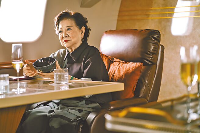 陈淑芳在《诈团圆》中扮演CEO，霸气外露。（台北双喜电影提供）