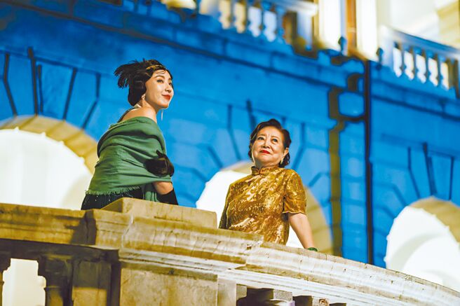 陈淑芳（右）和隋棠在片中是婆媳关系。（台北双喜电影提供）