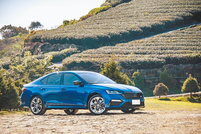 SKODA OCTAVIA RS專屬運動化底盤，車高降低15mm，外觀搭配黑色水箱護罩、後視鏡蓋、窗框及19吋ALTAIR專屬鋁圈。（陳大任攝）