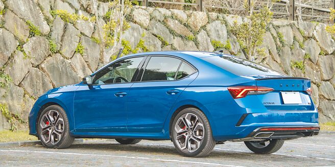 SKODA OCTAVIA RS車尾有專屬黑色尾翼，左右單出跑車式排氣尾管。（陳大任攝）