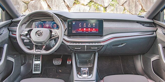 儀表控台採用RS專屬紅色縫線，並搭配Alcantara、碳纖維飾板。（陳大任攝）