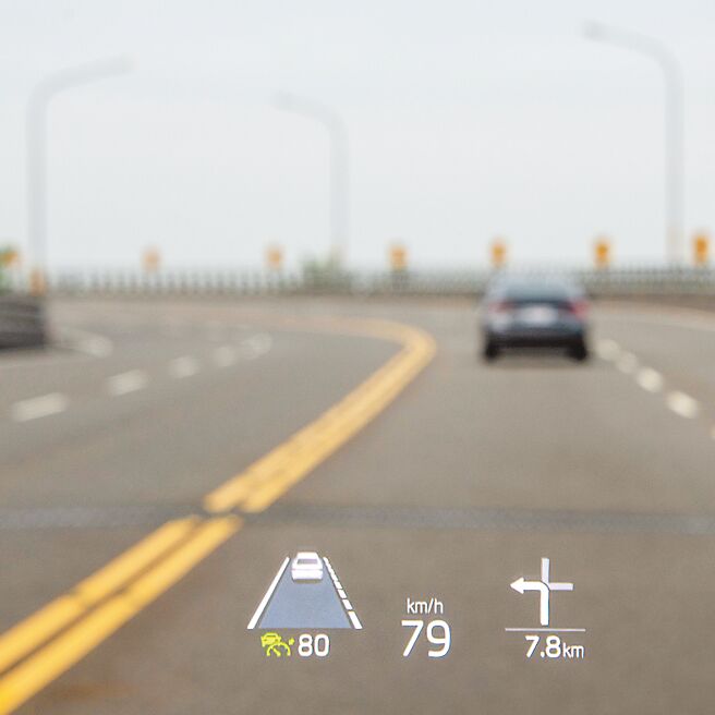 抬頭顯示器可顯示Apple地圖導航指引方向。（陳大任攝）