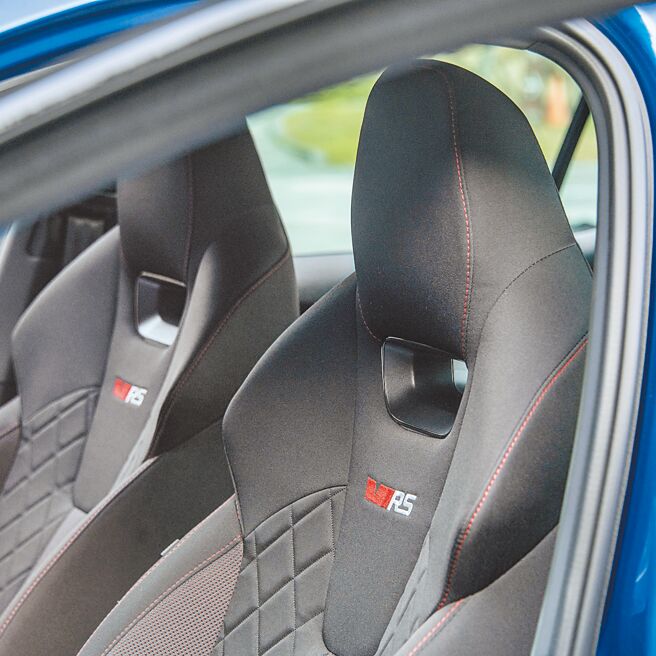 前座中央氣囊安裝在駕駛座椅背內側。（陳大任攝）