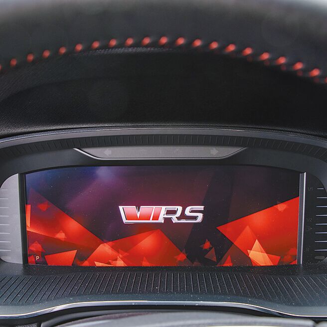 儀表配有RS專屬歡迎Logo和動畫。（陳大任攝）