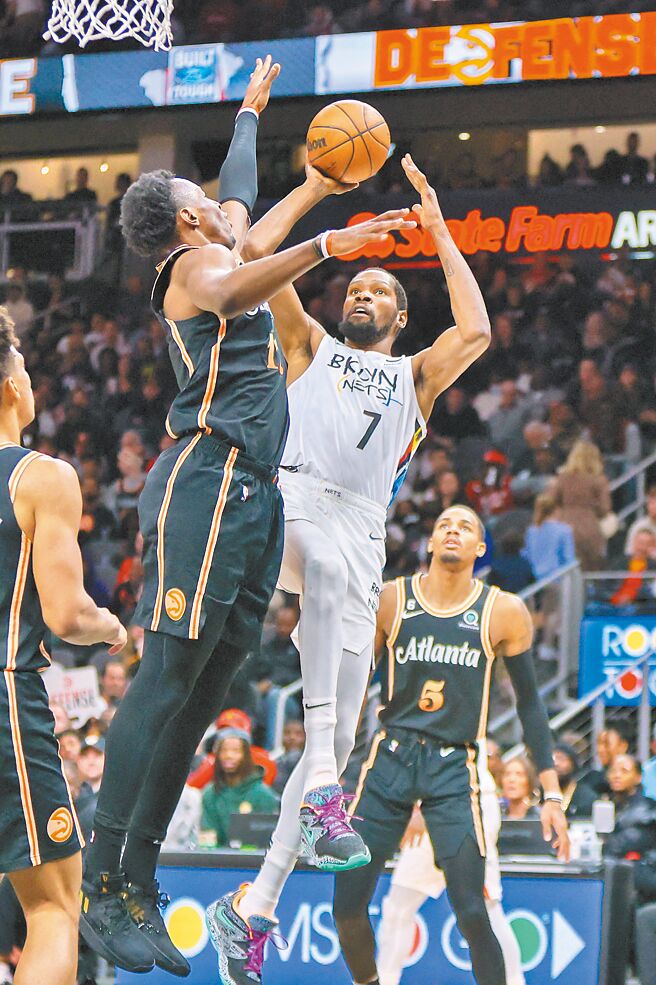 篮网前锋杜兰特在老鹰球员防守下后仰跳投。（路透）