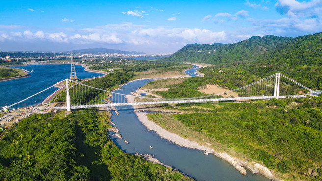 中庄吊橋是橫跨大漢溪的最長吊橋，全長約419公尺。(圖／桃園市政府水務局)


