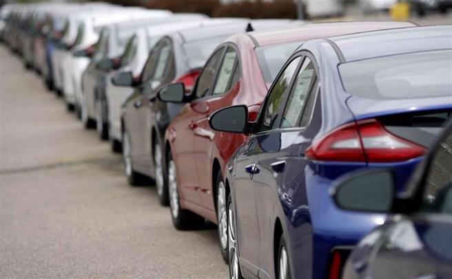 男友想买新车，却图的是女业务的「半套服务」。(示意图／美联社资料照)