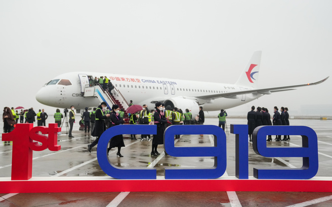 中国商飞首架C919交付给东方航空。（图／新华社）