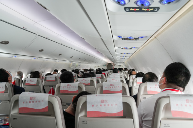 C919交付首家用户东航，标志着中国民航运输市场首次拥有中国自主研发的喷射干线客机。（图／新华社）