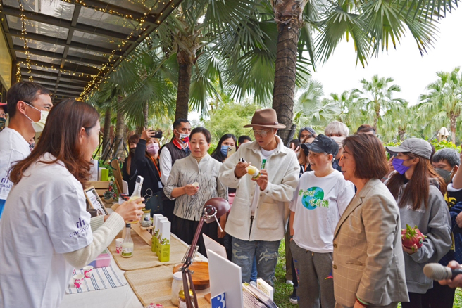小猪30日和妈妈在花莲参与小农巿集活动。（花莲秧悦美地度假酒店提供）