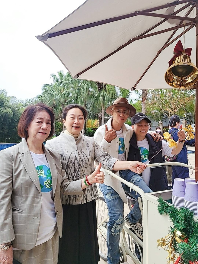 小猪30日和妈妈在花莲参与小农巿集活动。（花莲秧悦美地度假酒店提供）