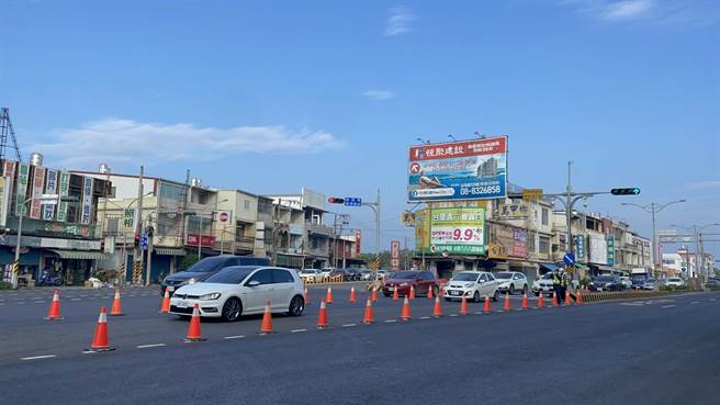 元旦连假首日，屏东南下涌车潮，警方启动调拨车道因应。(警方提供)