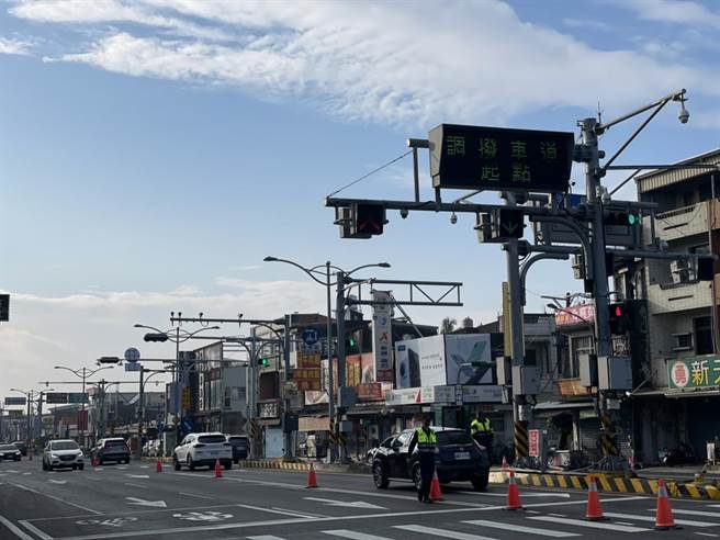 元旦连假首日，屏东南下涌车潮，警方启动调拨车道因应。(警方提供)